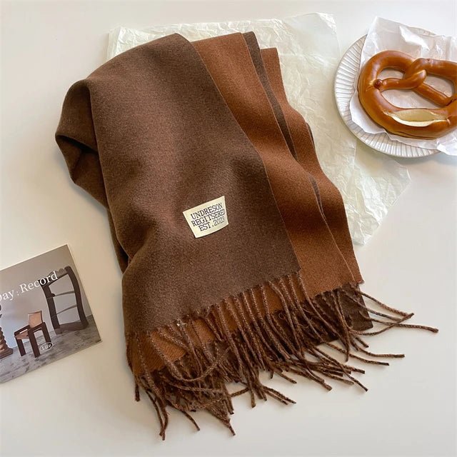 "Zachte warme wollen sjaal, lichtgrijs, luxueuze textuur, ideaal voor winterse mode, vrouwenaccessoire"