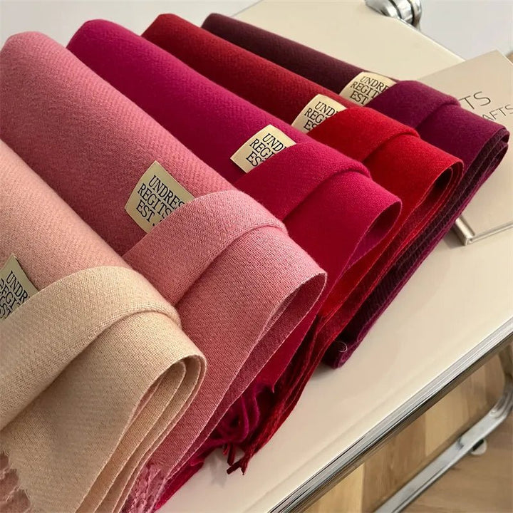 "Zachte warme wollen sjaal, lichtgrijs, luxueuze textuur, ideaal voor winterse mode, vrouwenaccessoire"