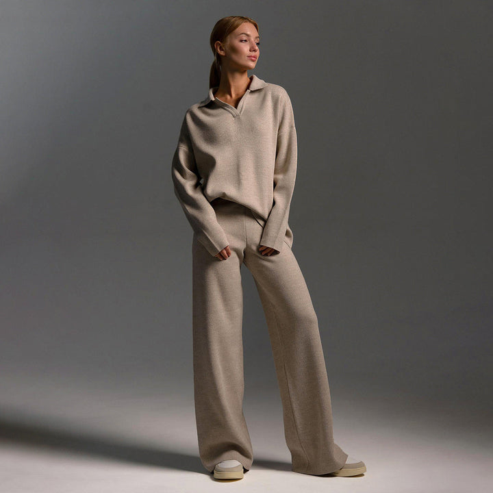 Zandkleurige lounge set dames met oversized polosweater en wijde broek; comfortabel, stijlvol, ideaal voor ontspanning.
