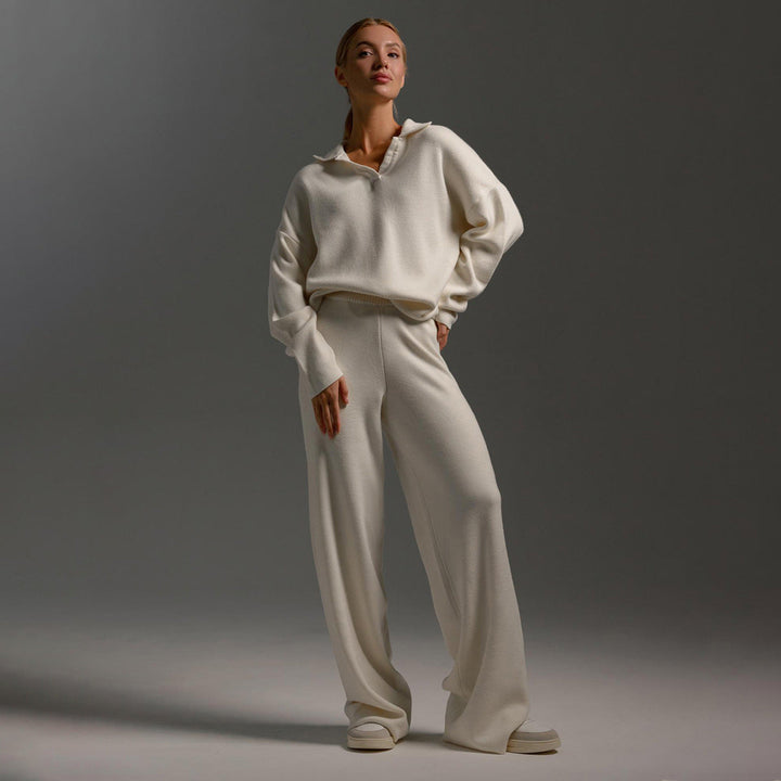 Zandkleurige lounge set dames met oversized polosweater en wijde broek; comfortabel, stijlvol, ideaal voor ontspanning.
