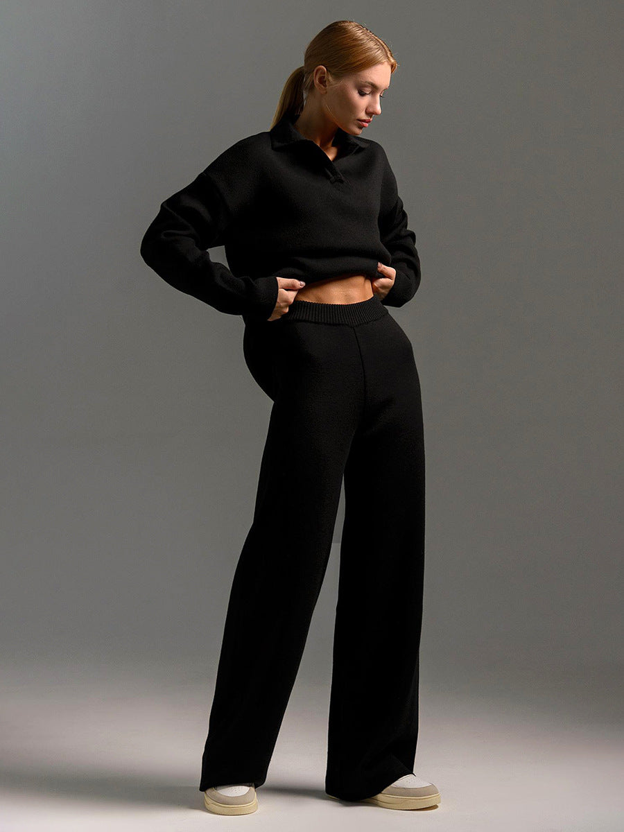 Zandkleurige lounge set dames met oversized polosweater en wijde broek; comfortabel, stijlvol, ideaal voor ontspanning.