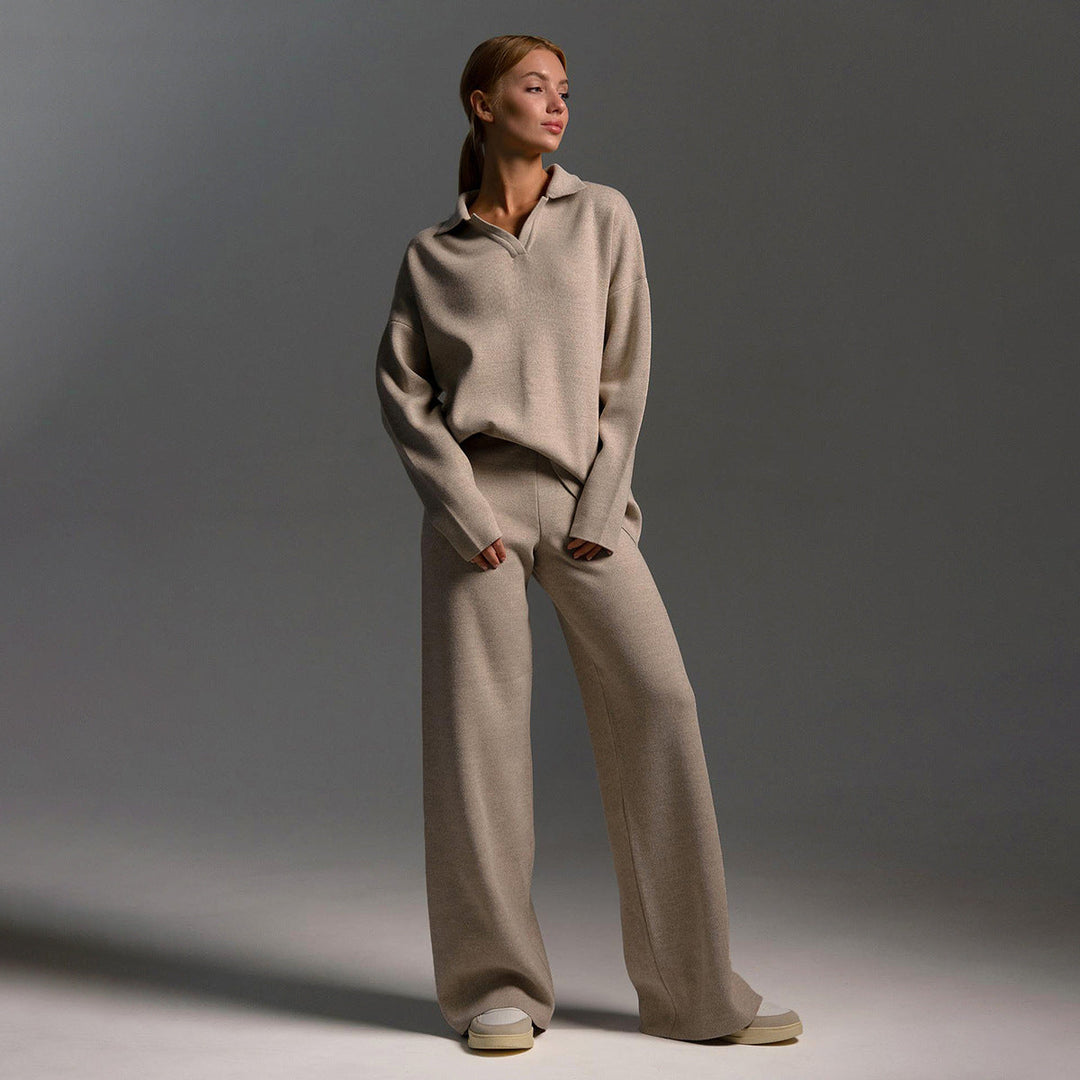 Zandkleurige lounge set dames met oversized polosweater en wijde broek; comfortabel, stijlvol, ideaal voor ontspanning.
