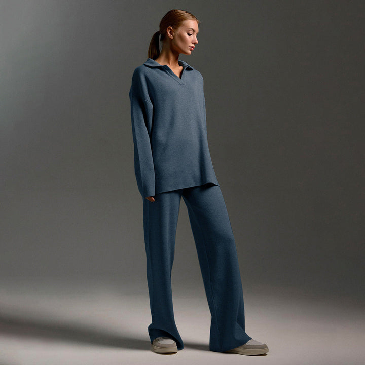 Zandkleurige lounge set dames met oversized polosweater en wijde broek; comfortabel, stijlvol, ideaal voor ontspanning.