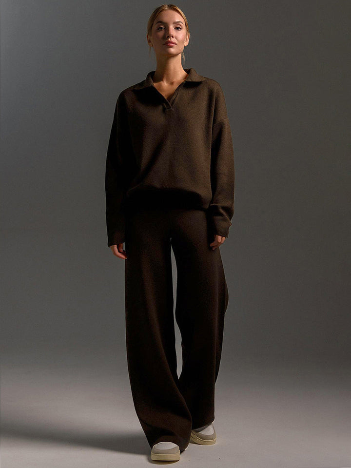 Zandkleurige lounge set dames met oversized polosweater en wijde broek; comfortabel, stijlvol, ideaal voor ontspanning.