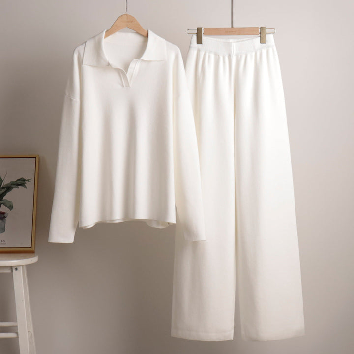 Zandkleurige lounge set dames met oversized polosweater en wijde broek; comfortabel, stijlvol, ideaal voor ontspanning.