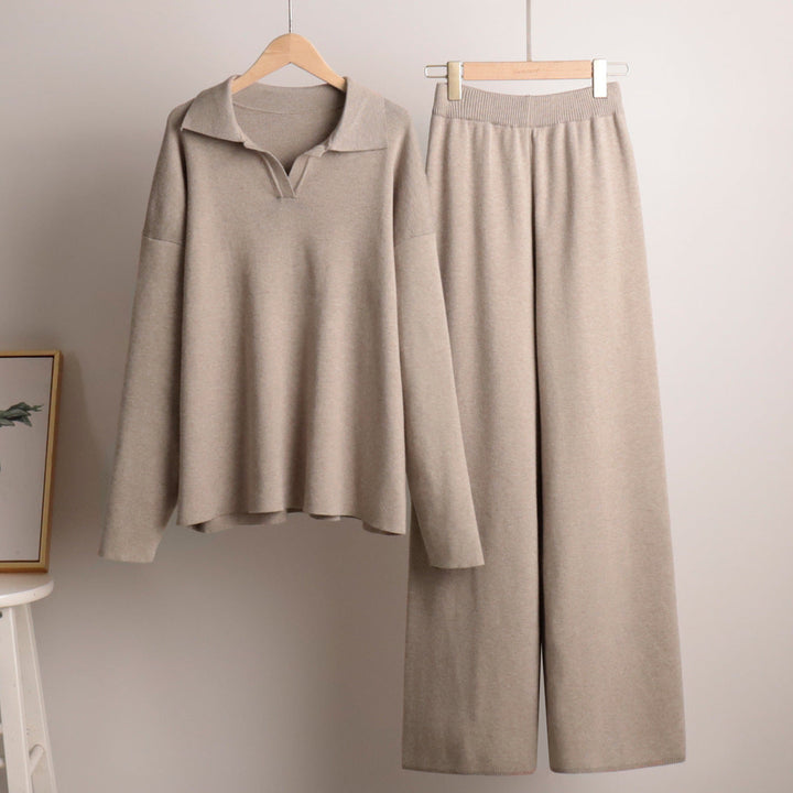 Zandkleurige lounge set dames met oversized polosweater en wijde broek; comfortabel, stijlvol, ideaal voor ontspanning.