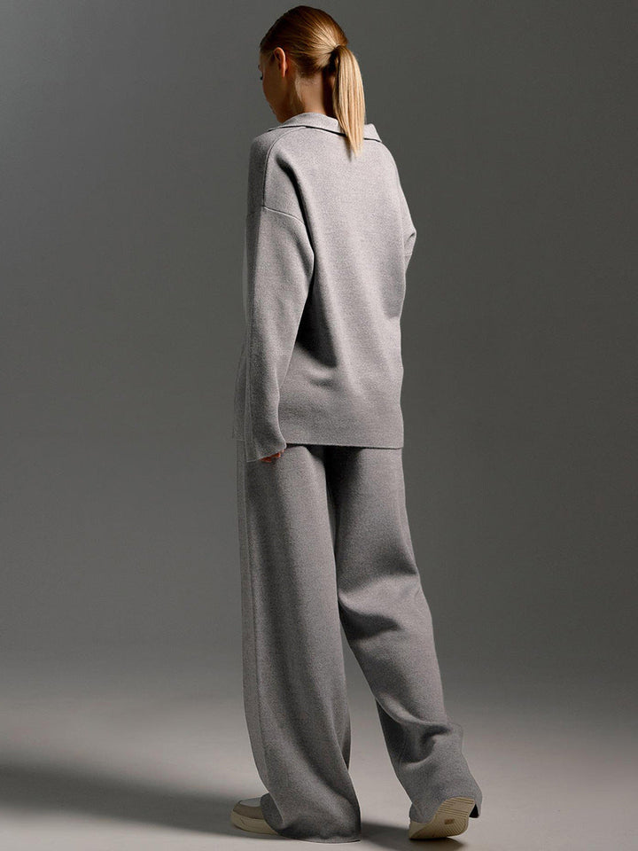 Zandkleurige lounge set dames met oversized polosweater en wijde broek; comfortabel, stijlvol, ideaal voor ontspanning.