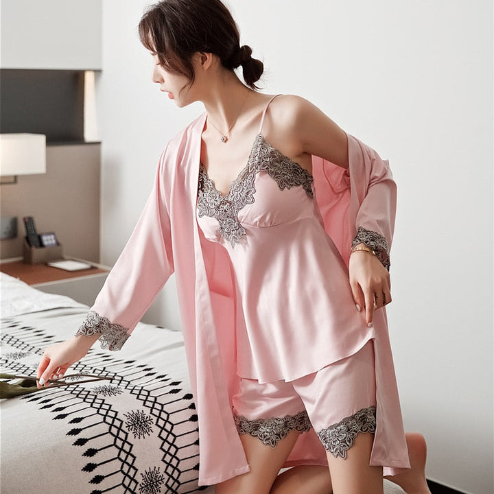"Zijde pyjama set met V-hals, rugloos design en kantbloemen. Zijdezacht ademend satijn voor ultiem comfort en elegantie."