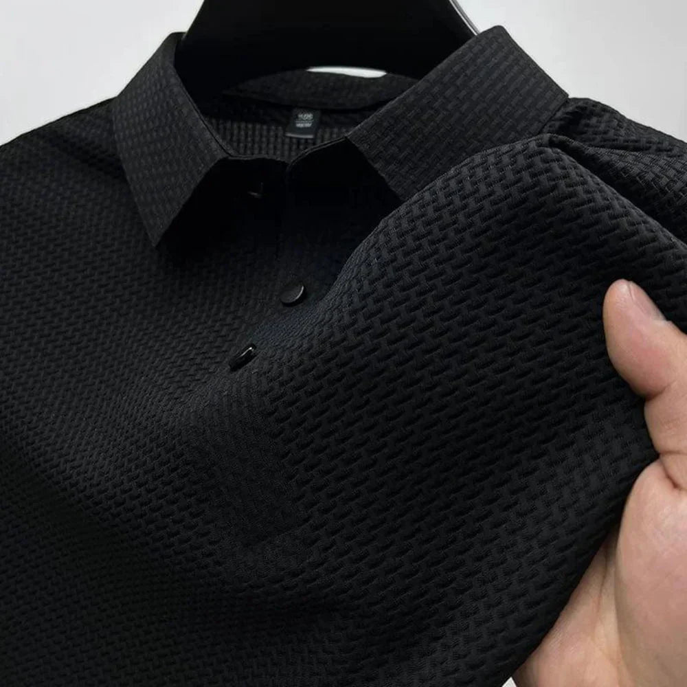 "Zijden polo zwart met korte mouwen en klassieke kraag, anti-kreuk, elegant en ademend voor ultiem comfort."