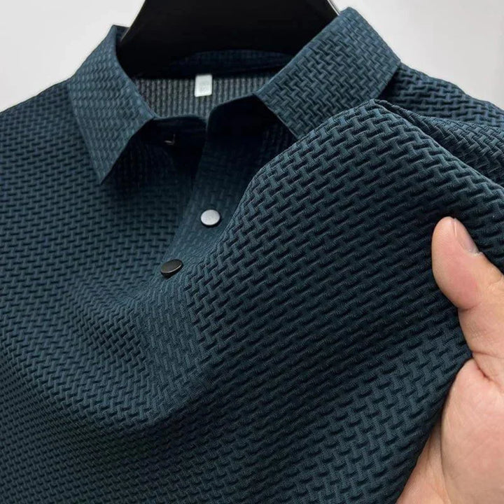 "Zijden polo zwart met korte mouwen en klassieke kraag, anti-kreuk, elegant en ademend voor ultiem comfort."