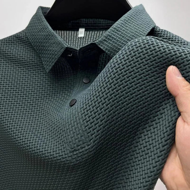 "Zijden polo zwart met korte mouwen en klassieke kraag, anti-kreuk, elegant en ademend voor ultiem comfort."