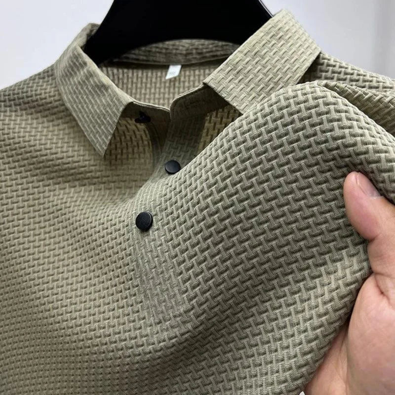 "Zijden polo zwart met korte mouwen en klassieke kraag, anti-kreuk, elegant en ademend voor ultiem comfort."
