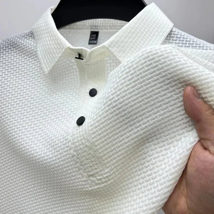 "Zijden polo zwart met korte mouwen en klassieke kraag, anti-kreuk, elegant en ademend voor ultiem comfort."