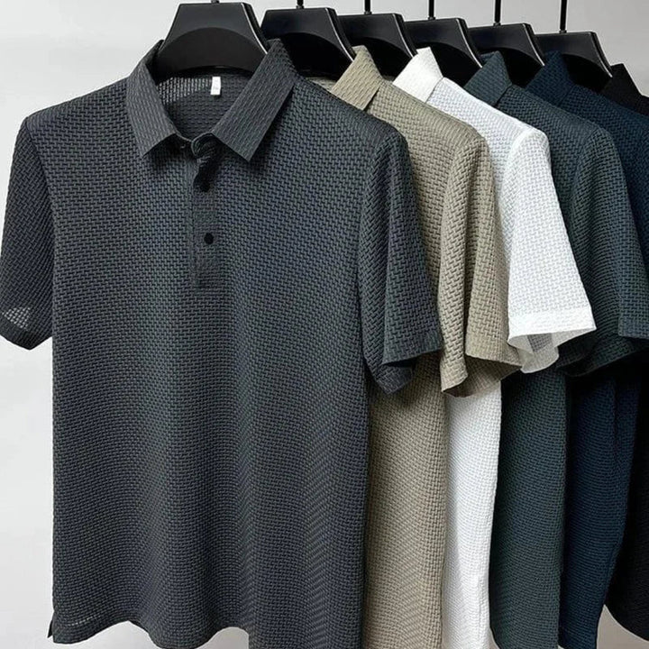 "Zijden polo zwart met korte mouwen en klassieke kraag, anti-kreuk, elegant en ademend voor ultiem comfort."