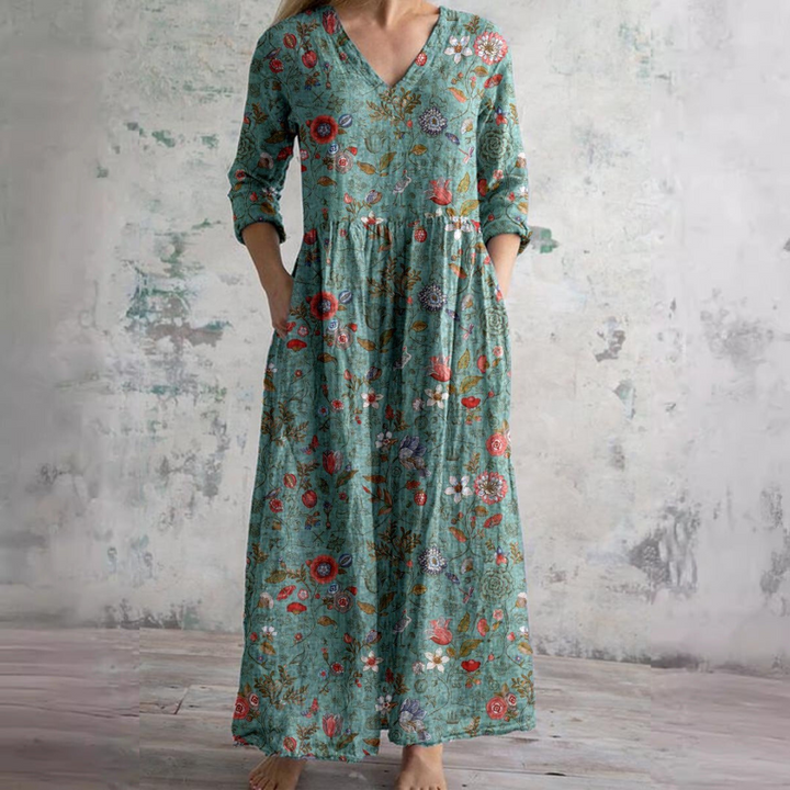 Zomerjurk met elegante V-hals en romantisch bloemenpatroon, perfect voor dames, comfortabel en luchtig voor warme dagen.