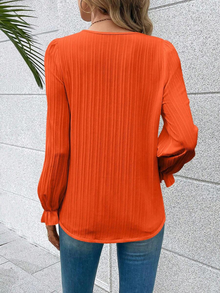"Zomerse dames V-hals blouse met opengewerkt detail, rechte pasvorm en elegant design voor casual chique gelegenheden."