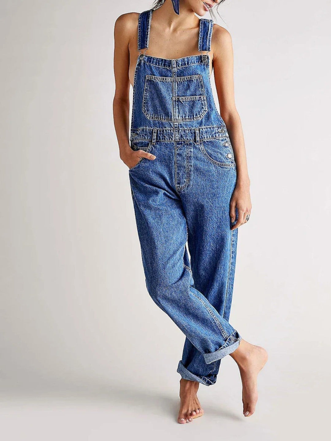 Zomerse denim jumpsuit dames, losvallend, blauwe tint, brede pijpen, spaghetti bandjes voor zonnige dagen en comfort.