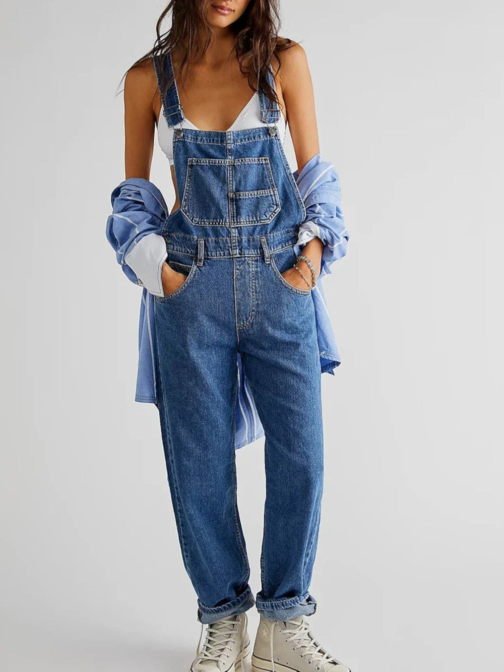 Zomerse denim jumpsuit dames, losvallend, blauwe tint, brede pijpen, spaghetti bandjes voor zonnige dagen en comfort.