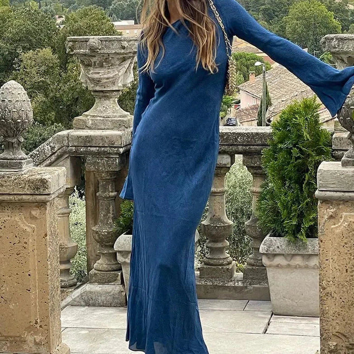 "Zomerse maxi-jurk met flared mouwen en ronde halslijn, elegante blauwe stof, perfect voor zomerse gelegenheden."