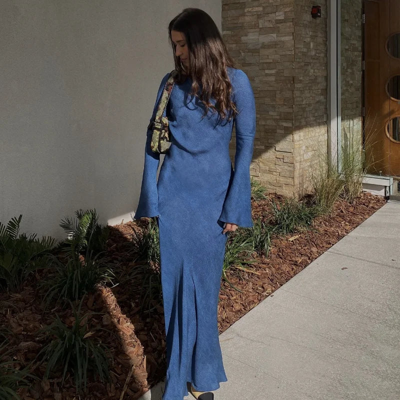 "Zomerse maxi-jurk met flared mouwen en ronde halslijn, elegante blauwe stof, perfect voor zomerse gelegenheden."