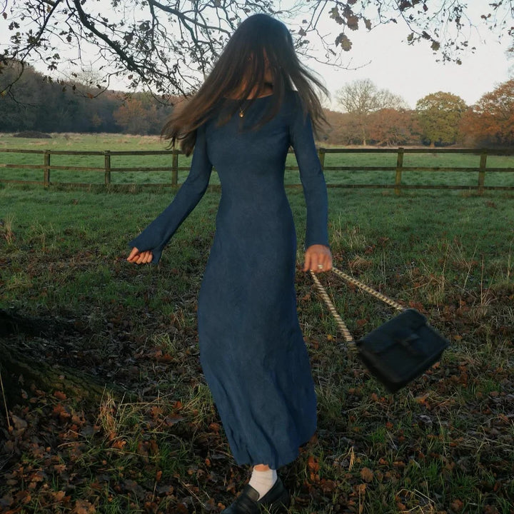 "Zomerse maxi-jurk met flared mouwen en ronde halslijn, elegante blauwe stof, perfect voor zomerse gelegenheden."