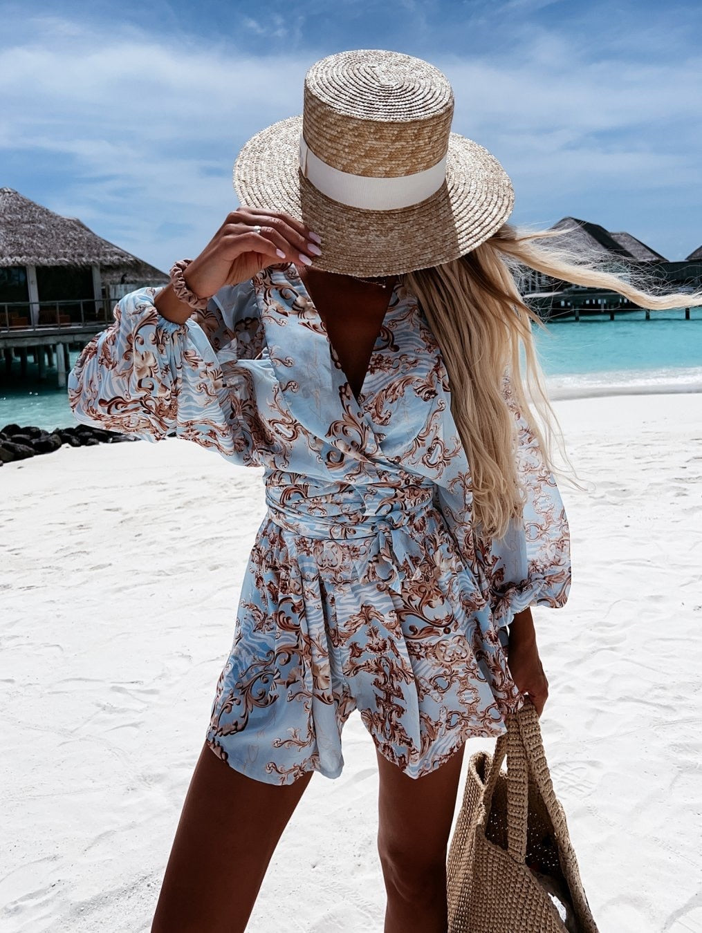 "Zomerse playsuit met V-hals, fruit- en bladmotieven, kleurrijke tropische print, accentueert silhouet en biedt comfort."