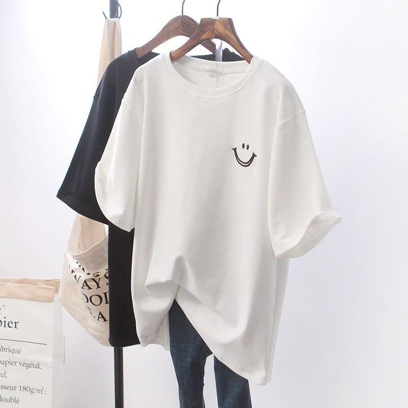 "Zwart oversized T-shirt met subtiele smiley op de borst. Unisex, comfortabele pasvorm, perfect voor casual outfits."