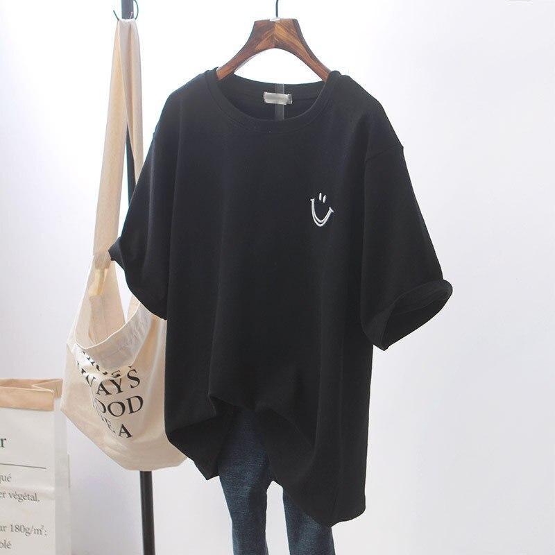"Zwart oversized T-shirt met subtiele smiley op de borst. Unisex, comfortabele pasvorm, perfect voor casual outfits."