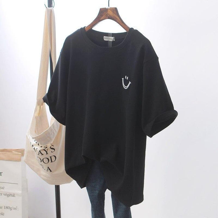 "Zwart oversized T-shirt met subtiele smiley op de borst. Unisex, comfortabele pasvorm, perfect voor casual outfits."