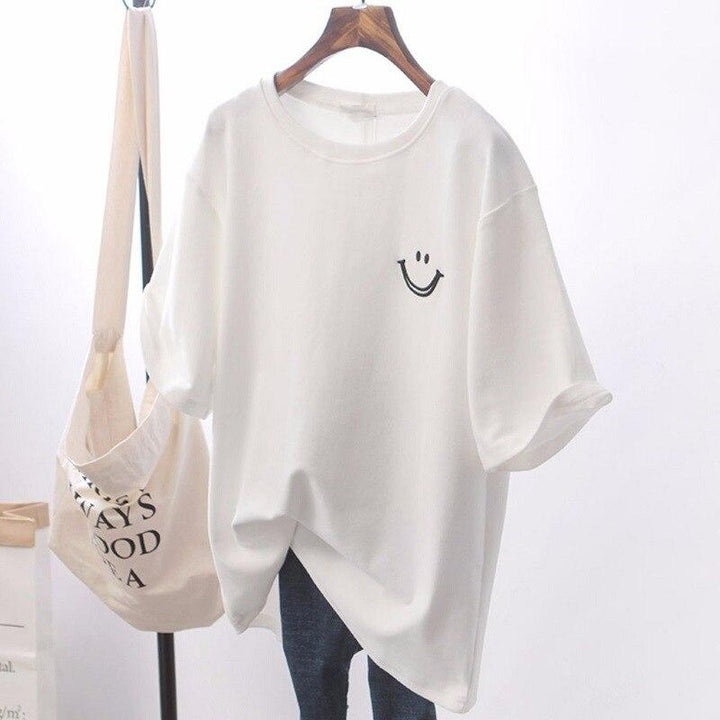 "Zwart oversized T-shirt met subtiele smiley op de borst. Unisex, comfortabele pasvorm, perfect voor casual outfits."