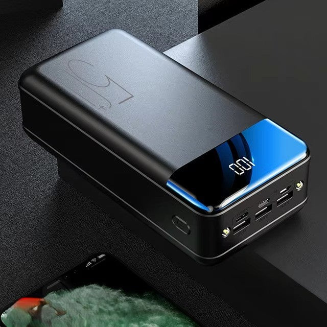 "Zwarte 50.000mAh power bank met compacte vorm, ideaal voor snel opladen van telefoons en tablets onderweg."