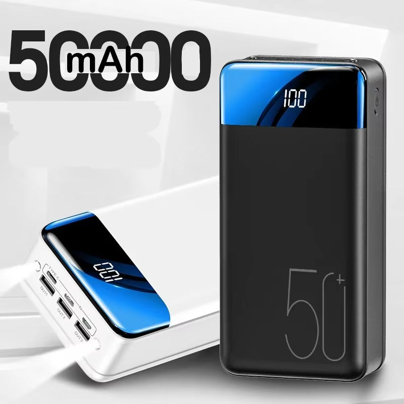 "Zwarte 50.000mAh power bank met compacte vorm, ideaal voor snel opladen van telefoons en tablets onderweg."