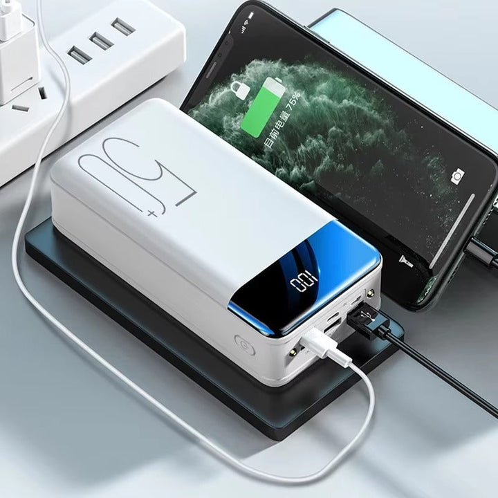 "Zwarte 50.000mAh power bank met compacte vorm, ideaal voor snel opladen van telefoons en tablets onderweg."