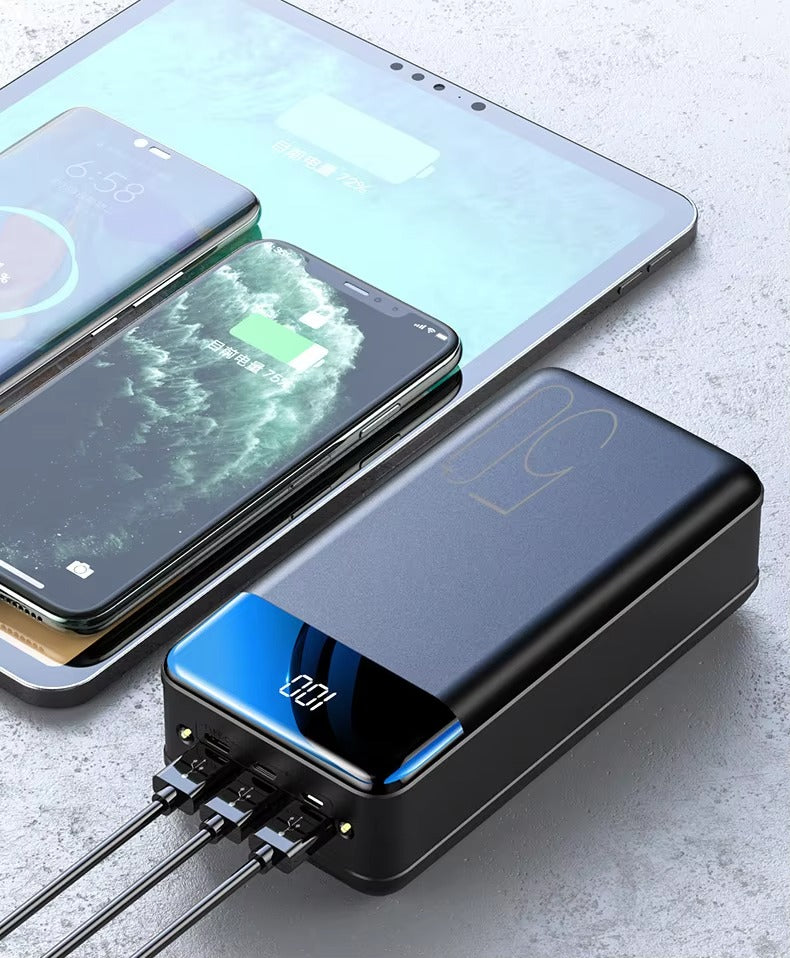 "Zwarte 50.000mAh power bank met compacte vorm, ideaal voor snel opladen van telefoons en tablets onderweg."
