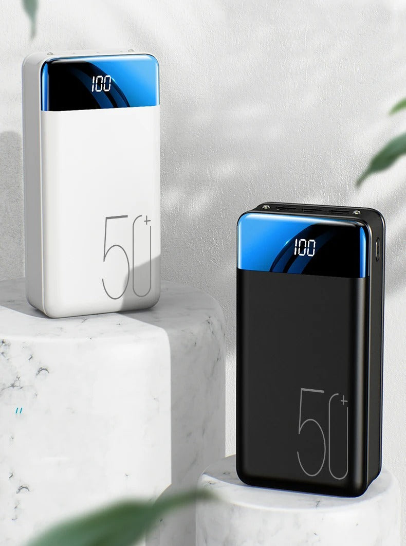 "Zwarte 50.000mAh power bank met compacte vorm, ideaal voor snel opladen van telefoons en tablets onderweg."