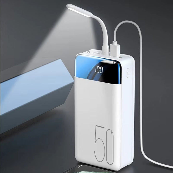 "Zwarte 50.000mAh power bank met compacte vorm, ideaal voor snel opladen van telefoons en tablets onderweg."