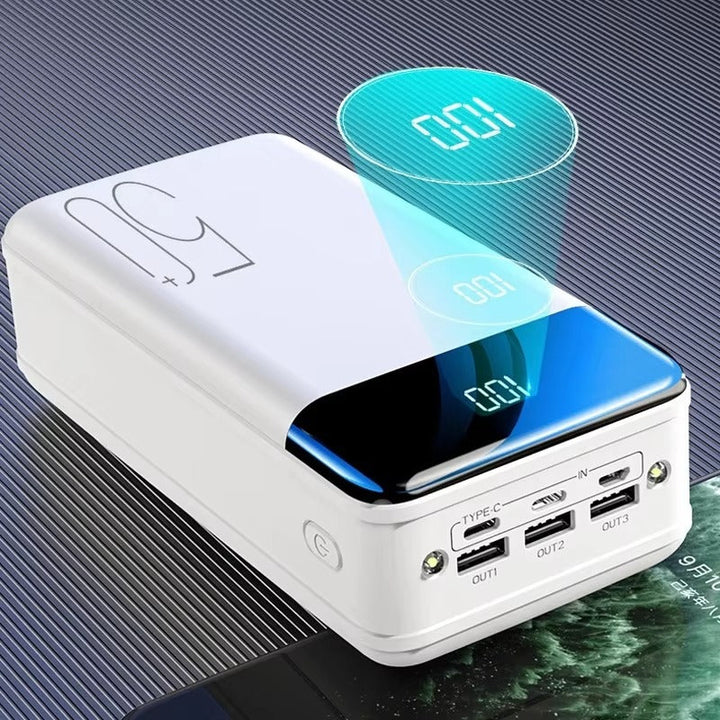 "Zwarte 50.000mAh power bank met compacte vorm, ideaal voor snel opladen van telefoons en tablets onderweg."