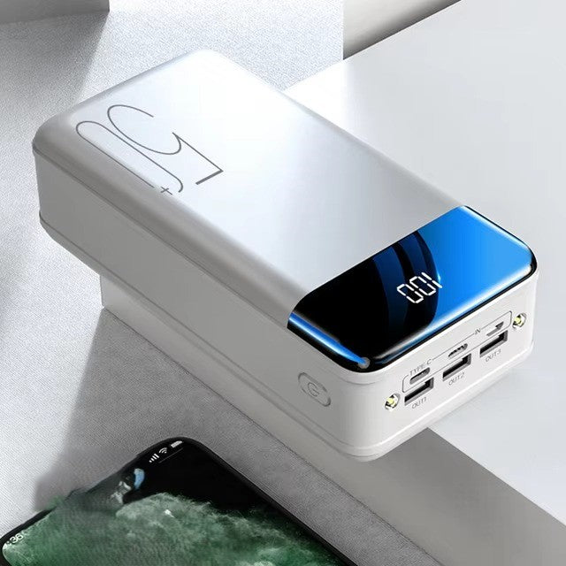 "Zwarte 50.000mAh power bank met compacte vorm, ideaal voor snel opladen van telefoons en tablets onderweg."