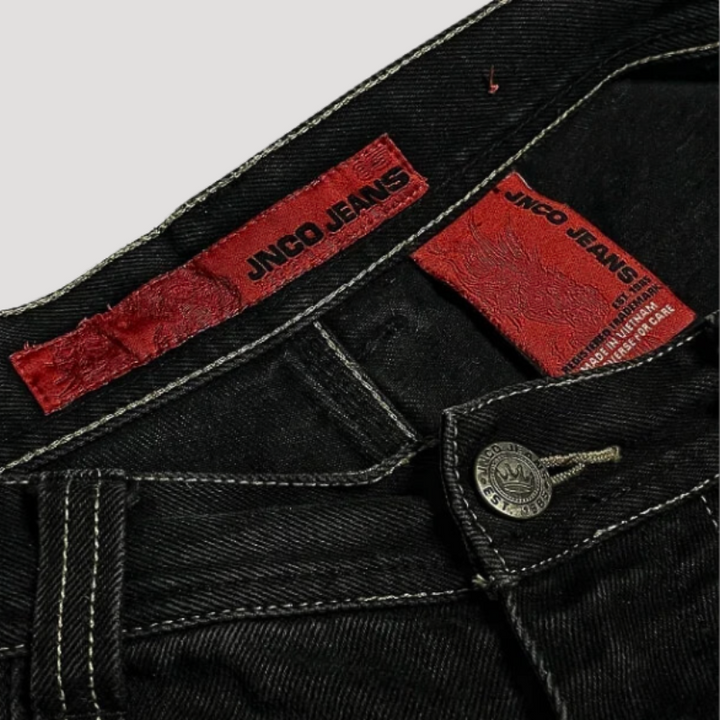 "Zwarte baggy jeans met hoge taille, wijdvallend en retro-stijl, voorkantaanzicht met casual en stijlvolle uitstraling."