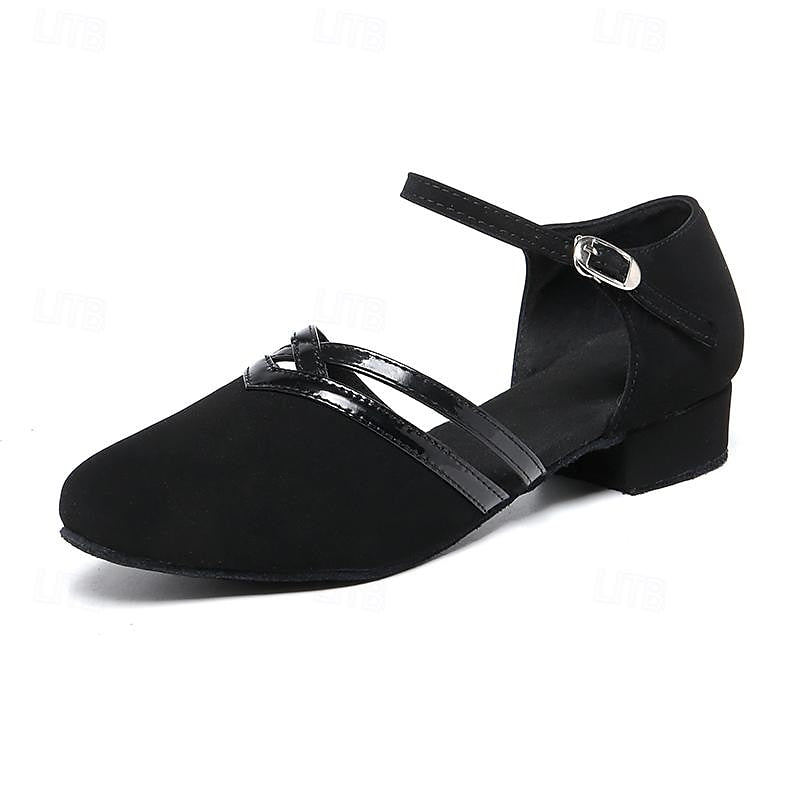 Zwarte damesschoenen met hak en enkelband, ideaal voor dansen, bieden elegante uitstraling en comfort op lichte vloer.