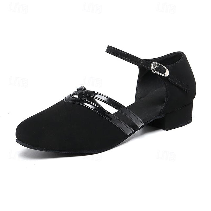 Zwarte damesschoenen met hak en enkelband, ideaal voor dansen, bieden elegante uitstraling en comfort op lichte vloer.