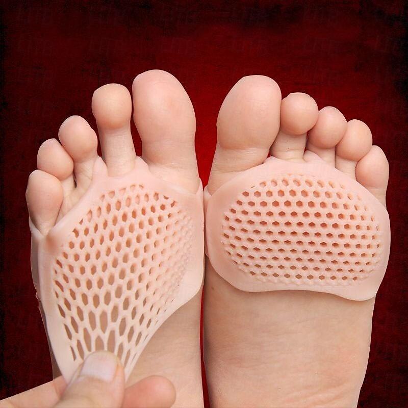 Zwarte damesschoenen met hak en enkelband, ideaal voor dansen, bieden elegante uitstraling en comfort op lichte vloer.