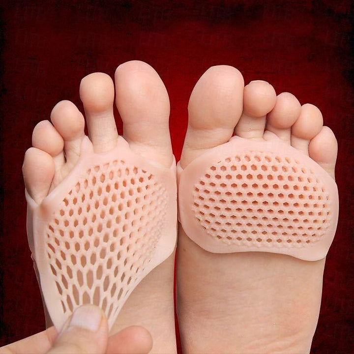 Zwarte damesschoenen met hak en enkelband, ideaal voor dansen, bieden elegante uitstraling en comfort op lichte vloer.