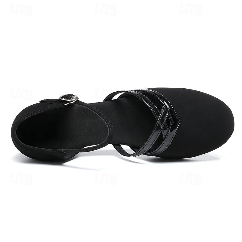 Zwarte damesschoenen met hak en enkelband, ideaal voor dansen, bieden elegante uitstraling en comfort op lichte vloer.