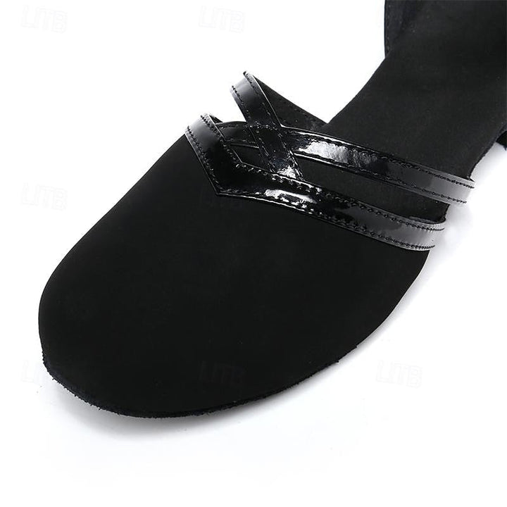 Zwarte damesschoenen met hak en enkelband, ideaal voor dansen, bieden elegante uitstraling en comfort op lichte vloer.