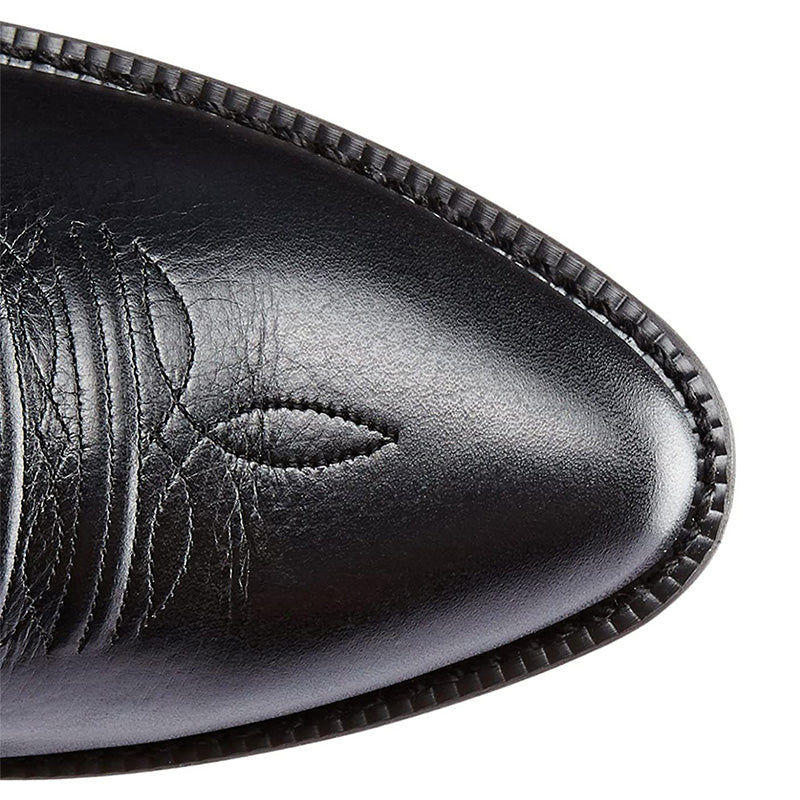 "Zwarte en bruine heren cowboylaarzen van rundleer met spitse neuzen en stijlvolle stiksels voor een klassieke western look."