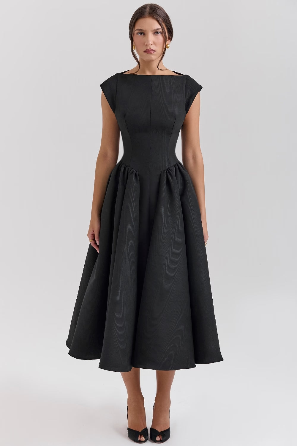 Zwarte en witte Victoria jurk, elegant en tijdloos met flatterende taille en vloeiende rok, geschikt voor dames.