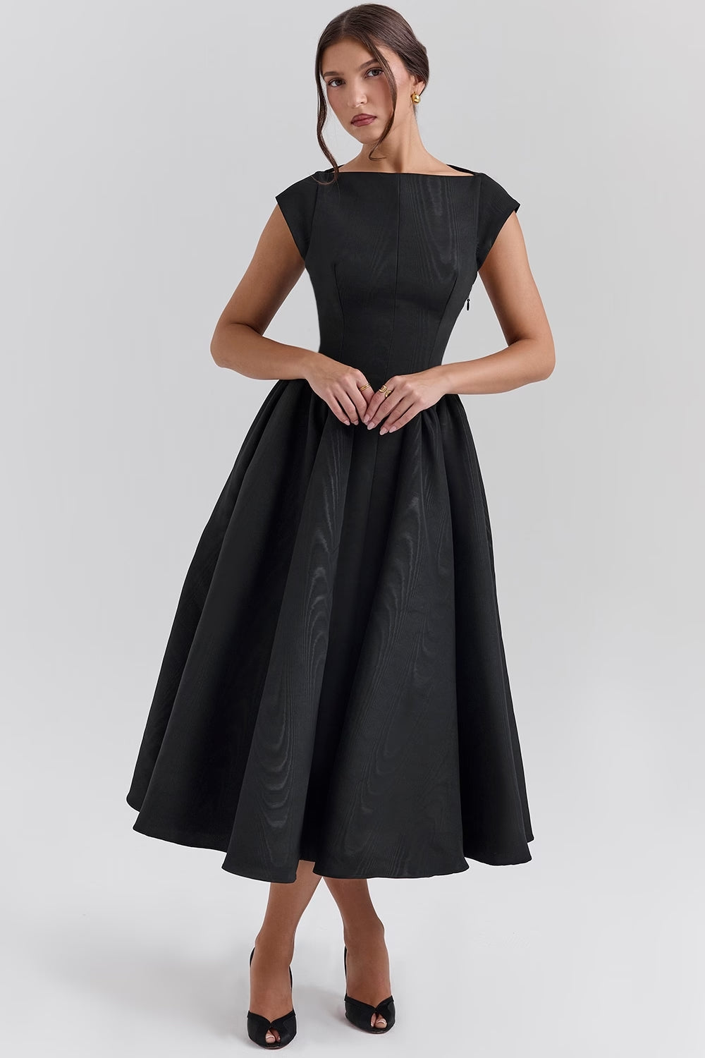 Zwarte en witte Victoria jurk, elegant en tijdloos met flatterende taille en vloeiende rok, geschikt voor dames.