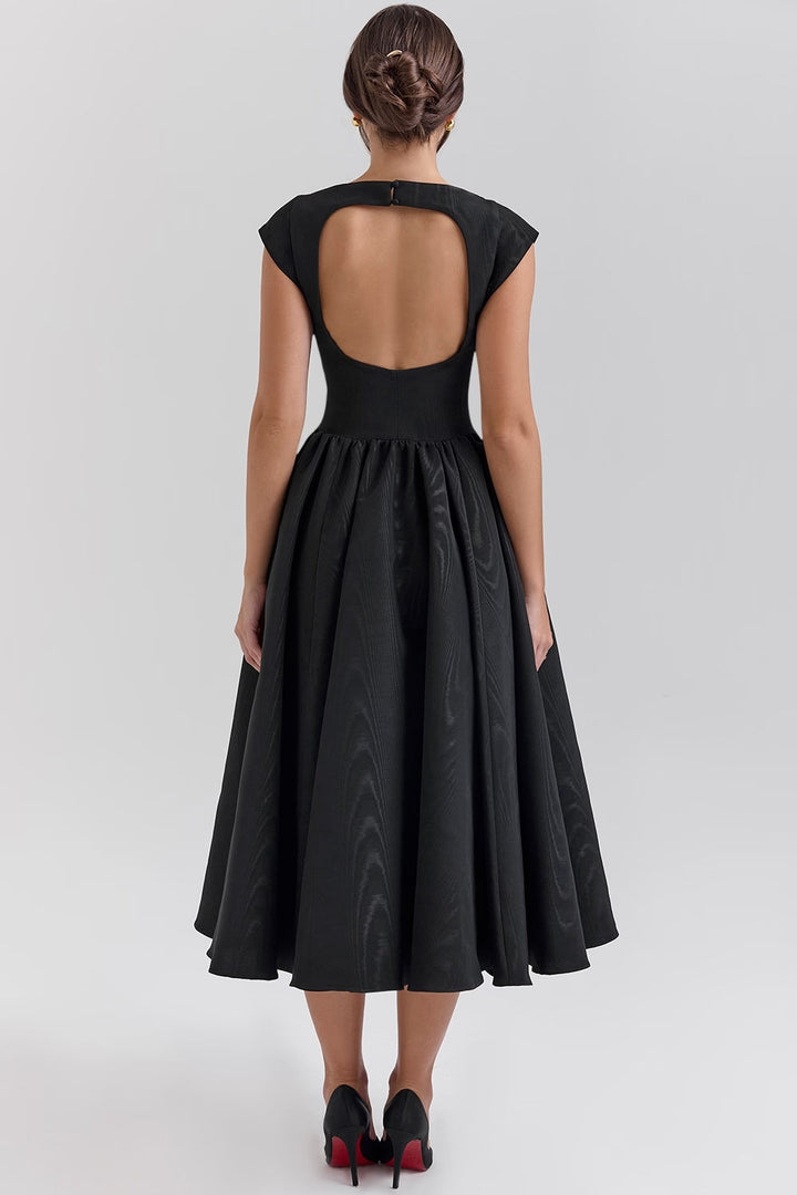 Zwarte en witte Victoria jurk, elegant en tijdloos met flatterende taille en vloeiende rok, geschikt voor dames.