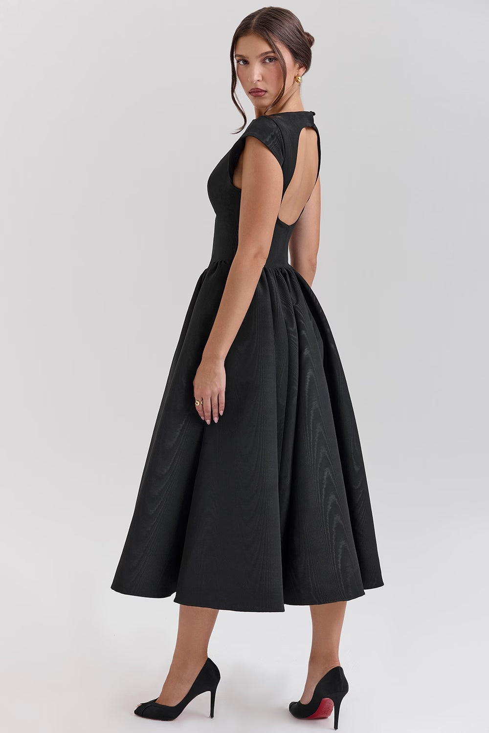 Zwarte en witte Victoria jurk, elegant en tijdloos met flatterende taille en vloeiende rok, geschikt voor dames.
